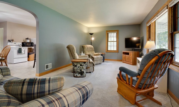 Eau Claire Casa | Lovely Eau Claire Home w/ Backyard!