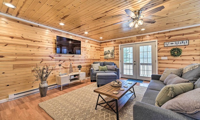Mancelona Cabina | Lovely Elmira Cabin w/ Deck, 18 Mi to Gaylord