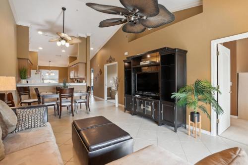 Estero Apartamento | Lovely Estero Condo Community Perks and Pool Access