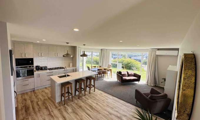 Aotea Casa | Lovely Family Home in Aotea with Grear Views - No Parties or Smoking