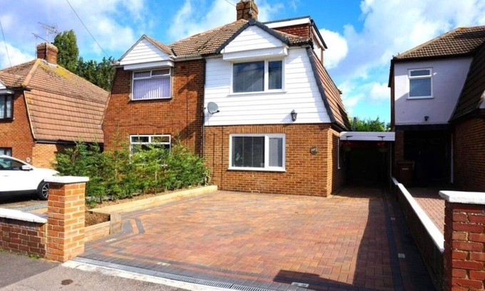 Gillingham Casa | Lovely Family Home in Rainham. A home away from home, a perfect choice for stays