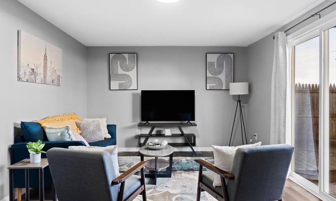 Middletown Casa | Lovely Family sized 3 bedroom Colonial home, close to restaurant.