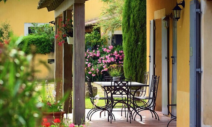 Caderousse Casa | "Les Oliviers": Pequeño Mas Independiente Encantador en Domaine Provençal