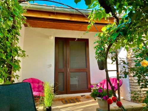 Jezera Apartamento | Lovely flower small house for two by the sea
