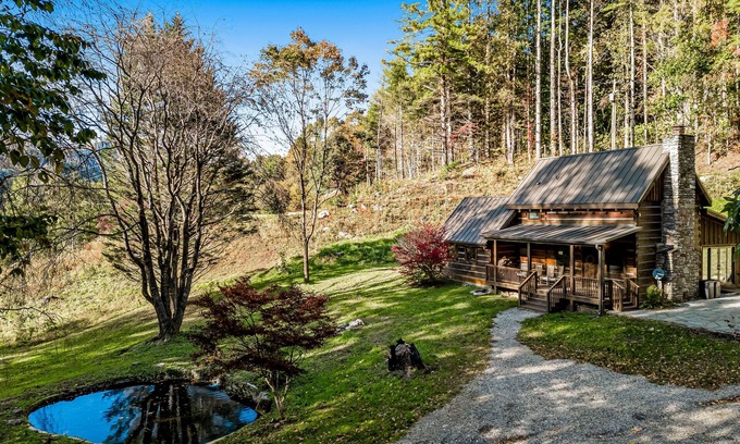 Canton Cabina | Lovely forest retreat with fireplace, full kitchen, front porch, and pond views