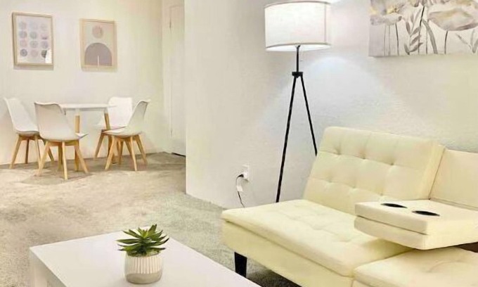 Las Vegas Condominio | Lovely Furnished Condo w/ Parking $1900/month