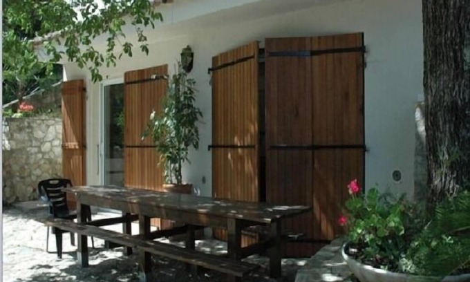 Plage d'Argeles Apartamento | Lovely ground floor gîte in a pretty farmhouse with trees and swimming pool