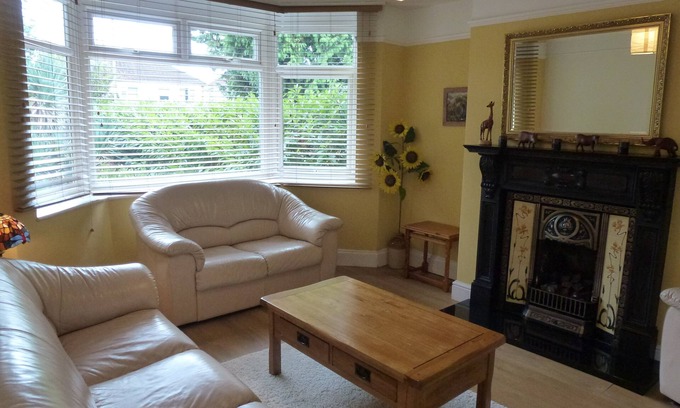Wootton Bassett Casa | Lovely holiday home on the edge of The Cotswolds, sleeps 6, dogs welcome!