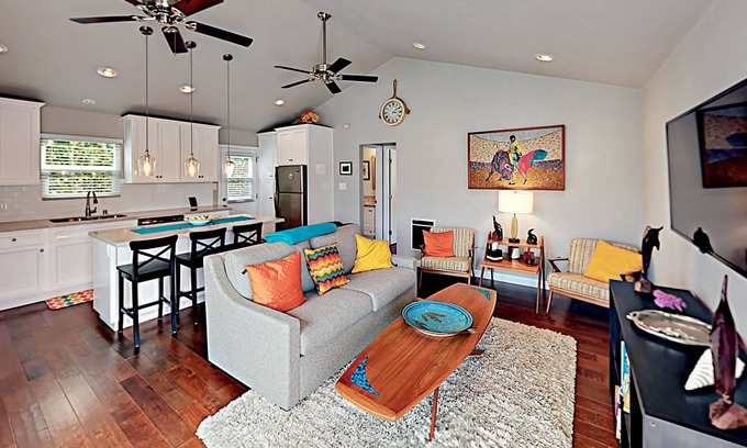 El Segundo Casa | Lovely home 1 block to Main St and near the beach w/ patio - snowbirds welcome