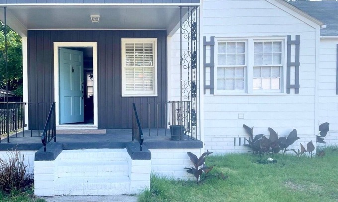 Macon Casa | Lovely home away from home family friendly and 3 minutes from Macon amphitheater