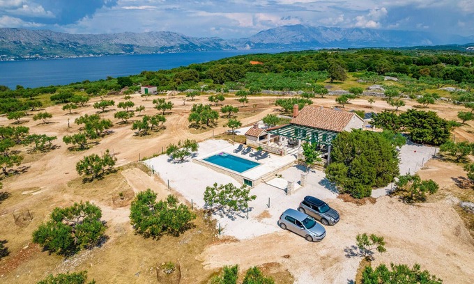 Praznica Casa | Preciosa casa en Pucisca - Praznica