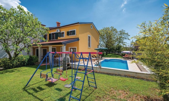 Orbanici Casa | Preciosa casa en Zminj con cocina.