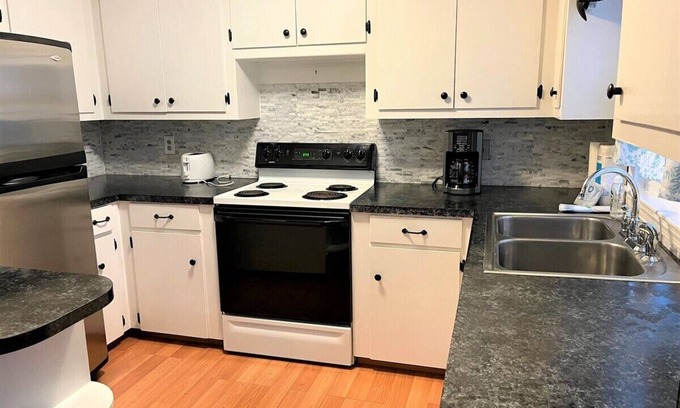 Saunderstown Casa | Lovely home located in the private community of Forest Lake!
