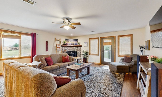 Arkdale Condominio | Lovely home overlooking golf course with WiFi, AC, pool, hot tub - near lake