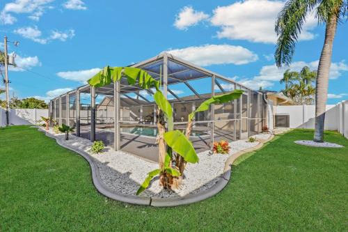 Fort Myers Casa | Lovely home with oversized heated pool in quiet neighborhood - Villa Polish Palace South