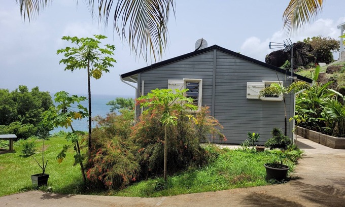 Malendure Casa | Bonita casa y entorno vegetal, una espléndida vista del mar y las Sainte-Îles