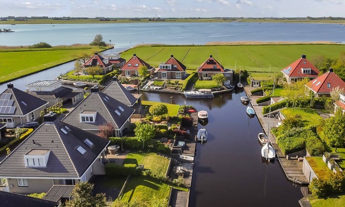 Hemelum Casa | Lovely house by the water. Perfect for those enjoying water sports, cycling etc.