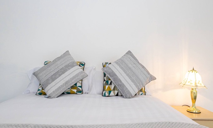 Cheadle Casa | Lovely house close to restaurants and shops. 7 minutes from Manchester Airport.