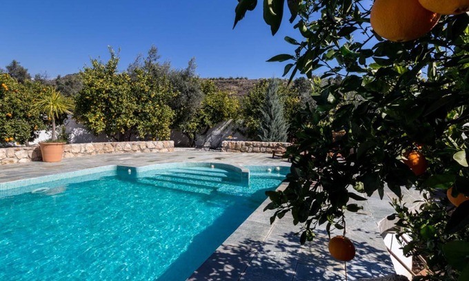 Melegis Villa | Encantadora casa con piscina, jardín y vistas