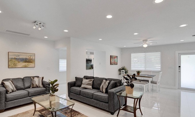 El Portal Casa | Lovely House, Wonderful Backyard & BBQ!