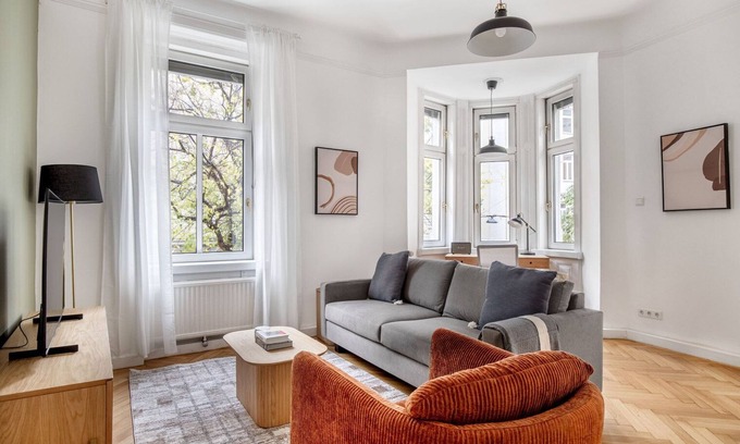 Altlerchenfeld Apartamento | Lovely Josefstadt 2BR w/ Elevator, by Blueground