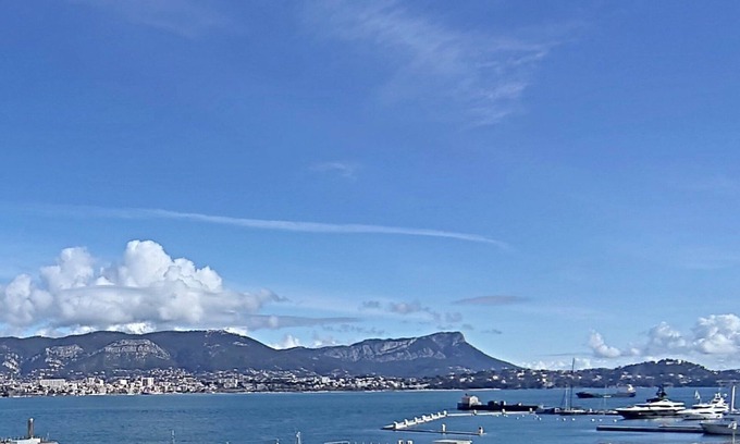 Saint-Mandrier-sur-Mer Apartamento | Lovely, large 2-room through-hall apartment with incredible 180° view of the harbour.