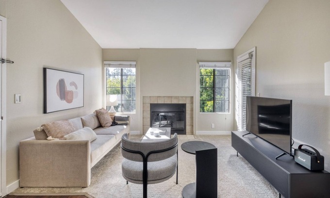 University City Apartamento | Lovely La Jolla 1BR w/ Gym, W/D & Pool, nr bars & shops, by Blueground