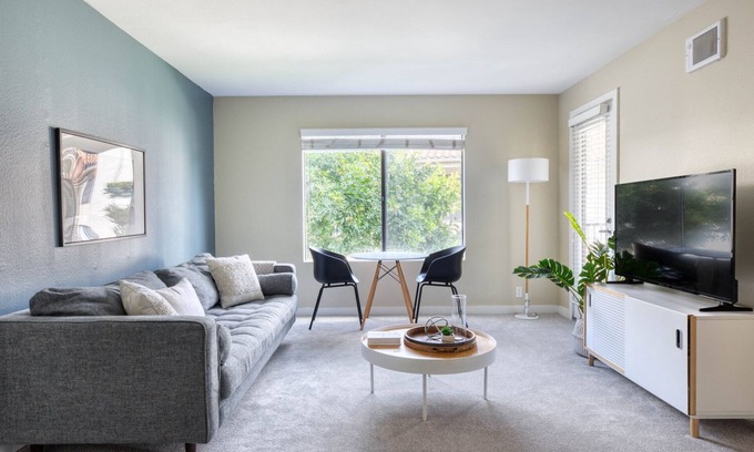 University City Apartamento | Lovely La Jolla 1BR w/ Gym, W/D & Pool, nr bars & shops, by Blueground
