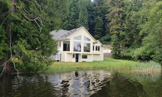 Lake Goodwin Casa | Lovely Lake Crabapple Lakefront Home