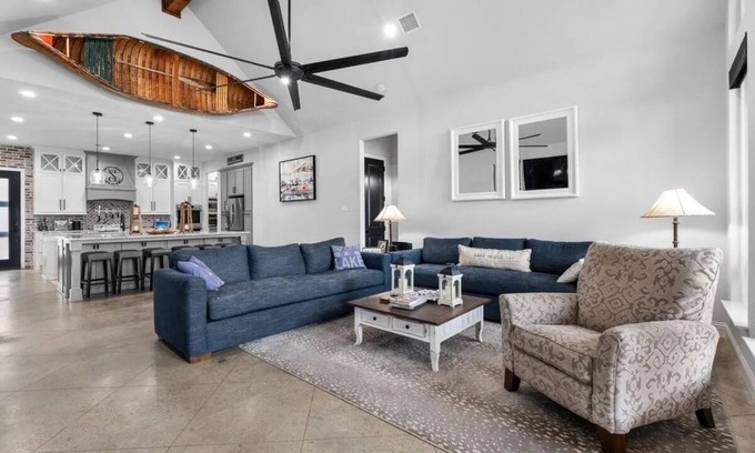 Carolyn Estates Casa | Lovely lake front home sleeps 16 on Cedar Creek Lake in charming Mabank TX