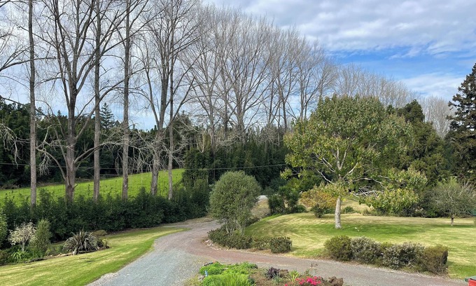 Pakaraka Casa | Lovely Large Family Home on 3 1/2 Acres Down a Private Lane. Plenty of Parking