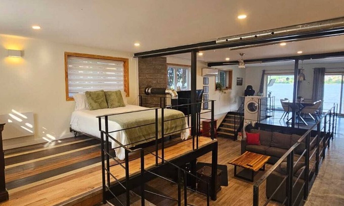 Laval-des-Rapides Apartamento | Lovely loft on the water, with free parking. Pet-Friendly!