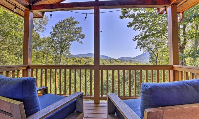 Hidden Lake Cabina | Lovely Log Cabin + Bunkhouse w/ Views & Yard!