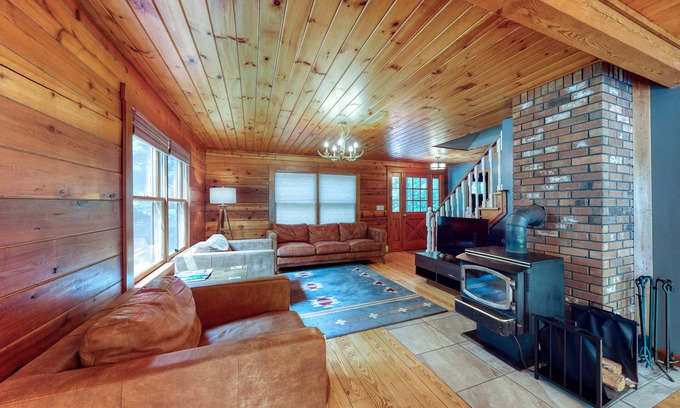 Bartlett Casa | Lovely Log Cabin Near Slopes W/ Free WiFi, Firepit, & Gourmet Kitchen - Dogs OK