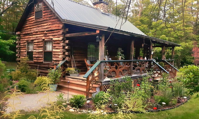 Bradford Cabina | Lovely Log Cabin Retreat: Cozy Fireplace, Beautiful Gardens & Nature