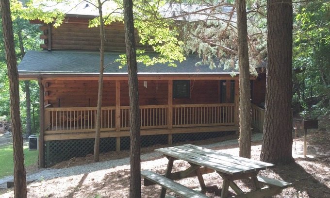 Warm Springs Cabina | Lovely Log Home está rodeada por Roosevelt State Park y cerca de Callaway Gardens.