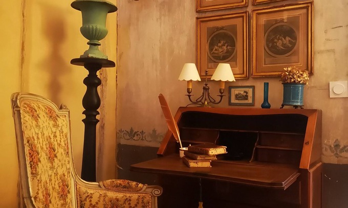 Cadouin Cabaña | Lovely, luxuriously decorated house, intimate garden in a historic village