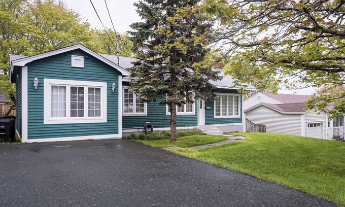 West End Apartamento | Lovely Main Floor House located in Quiet Area