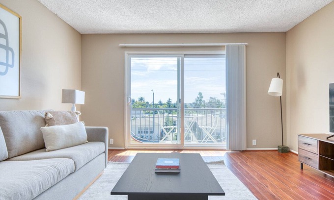 Mar Vista Apartamento | Lovely Mar Vista 1BR w/ Courtyard & BBQ, near shops, by Blueground