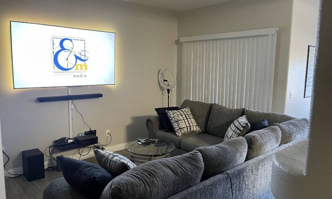 Spring Valley Condominio | Lovely master bedroom en-suite.