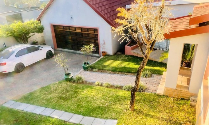 Randpark Ridge Casa | Precioso apartamento moderno. En el corazón de Randpark Ridge, cerca de las tiendas.