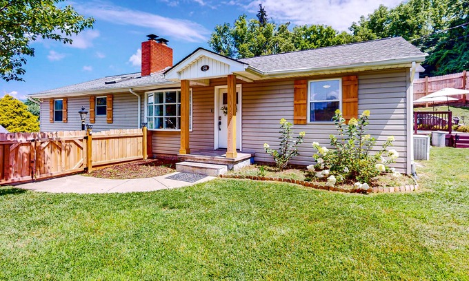 Canton Casa | Lovely modern home with private yard, swimming pool, firepit, & mtn views
