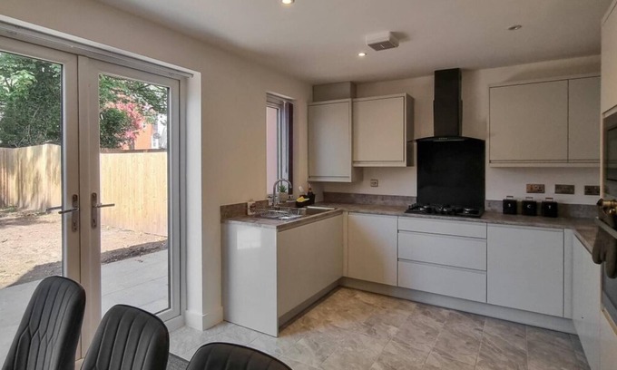 Old Trafford Casa | Lovely Modernist 4 Bed House