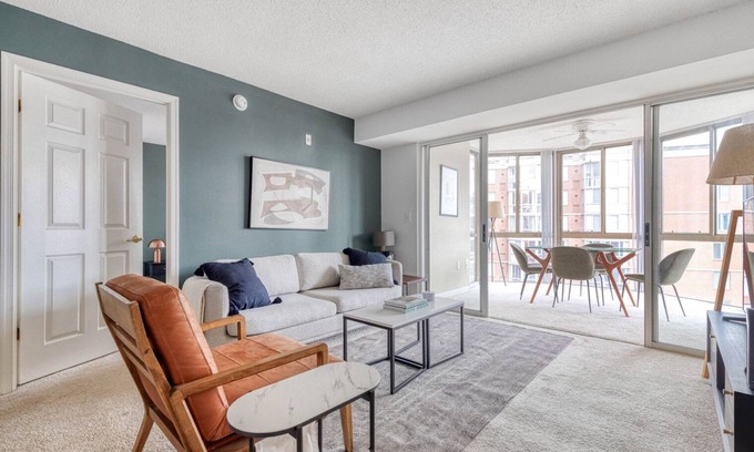 Chinatown Apartamento | Lovely Mount Vernon 2BR w/ Gym + W/D + Rooftop near metro, by Blueground