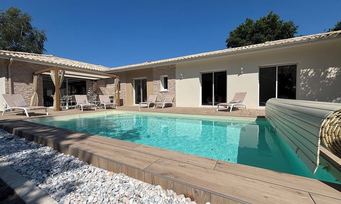 Gujan-Mestras Villa | Lovely new air-conditioned villa with pool 3 bedrooms 3 bathrooms.