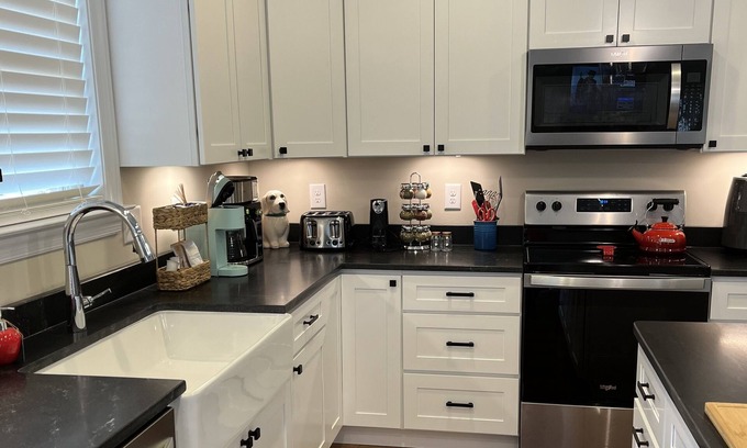 Cleveland Casa | LOVELY NEW - OPEN FLOORPLAN TOWNHOME - UP TO 4 GUESTS