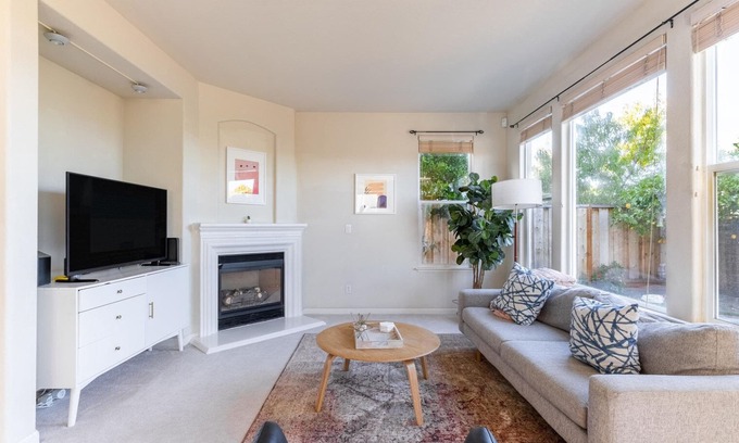 Newark Casa | Lovely Newark 4BR w/ Backyard, Patio, A/C & Garage, by Blueground
