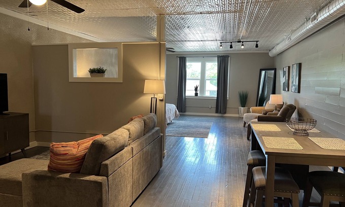 Hindsville Apartamento | Lovely one bedroom loft with dedicated workspace