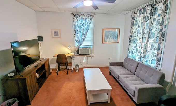 Enola Apartamento | Lovely one-bedroom unit with private parking