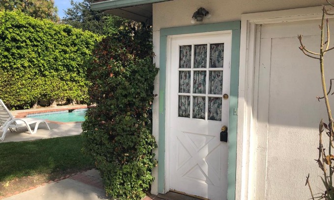 Van Nuys Casa | Lovely One Bedroom with a Pool